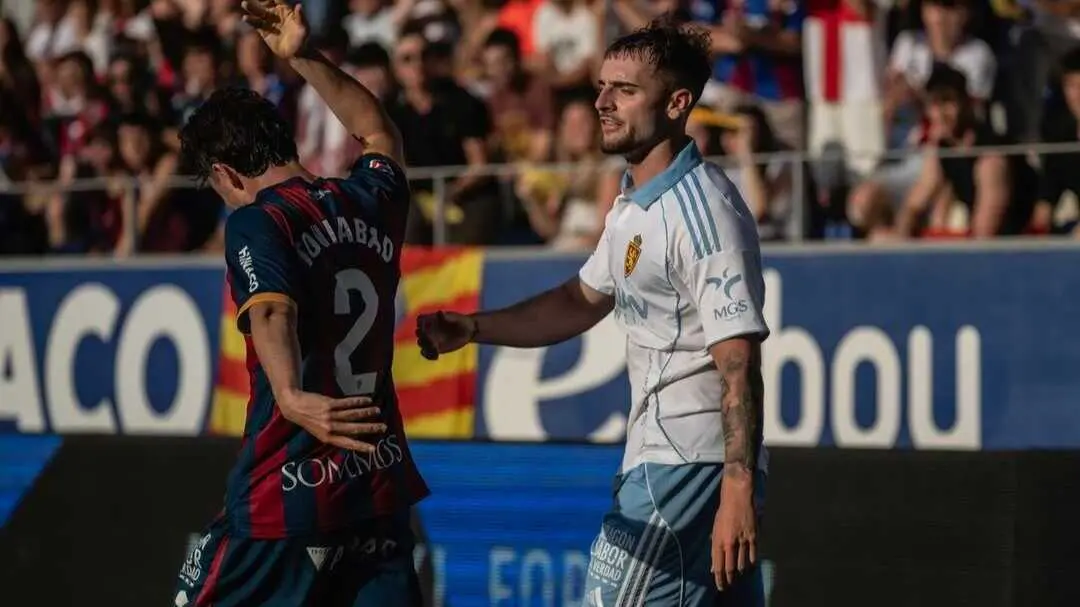 Marcos Cuenca y Toni Abad durante el SD Huesca - Real Zaragoza / Marcos Cebri&aacute;n