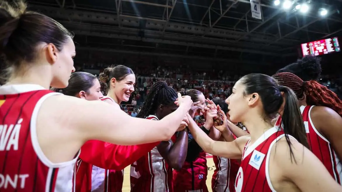 El Casademont Zaragoza celebra la &uacute;ltima victoria ante el Cad&iacute; La Seu antes de enfrentar los playoffs. Fotograf&iacute;a: Esther Casas / Casademont Zaragoza.