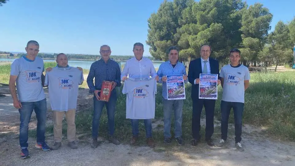 Organizadores y patrocinadores en el entorno de la Estanca. Fotograf&iacute;a: Ayuntamiento de Alca&ntilde;iz.