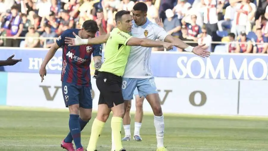 D&aacute;maso Arcediano Monescillo se&ntilde;alando el segundo penalti a favor de la SD Huesca. Fotograf&iacute;a: LaLiga.