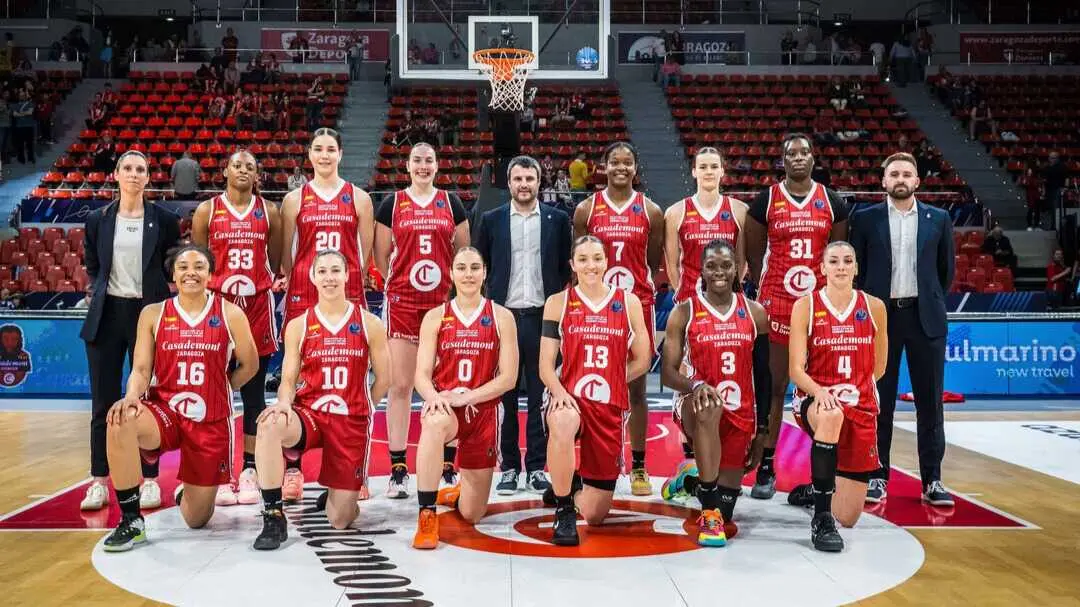 La plantilla del Casademont Zaragoza al completo en este curso 2025/26. Fotograf&iacute;a: FIBA.