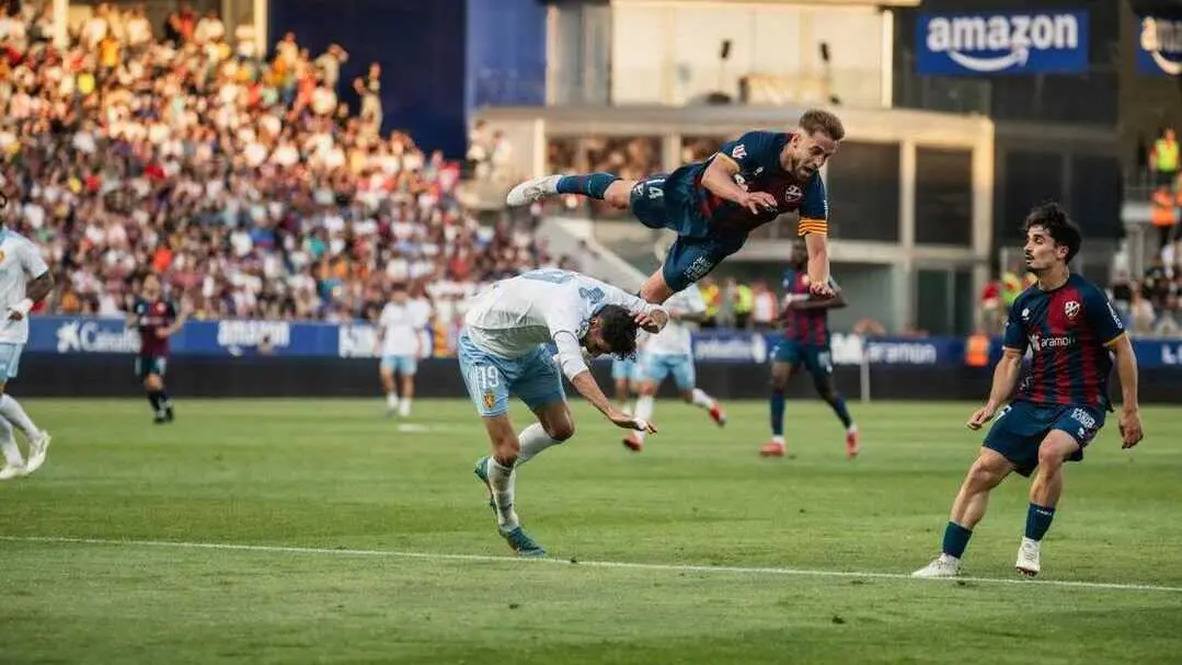 Choque entre Kenan Kodro y Pulido en el SD Huesca - Real Zaragoza / Marcos Cebri&aacute;n