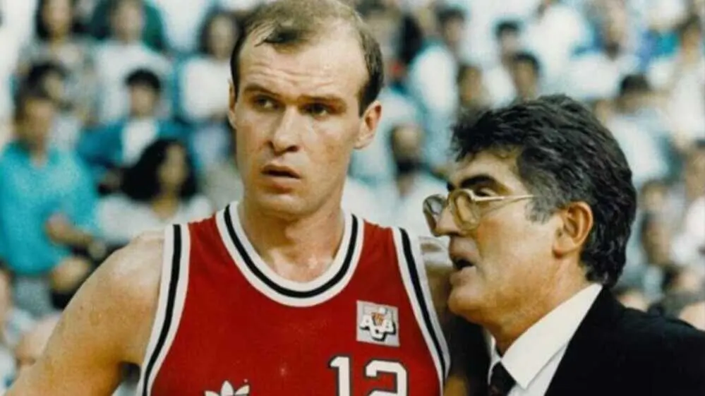 Moncho Monsalve, durante su etapa como entrenador del CAI Zaragoza en la temporada 1989/90, junto al p&iacute;vot Alexander Belostenny. Fotograf&iacute;a: CBZ.
