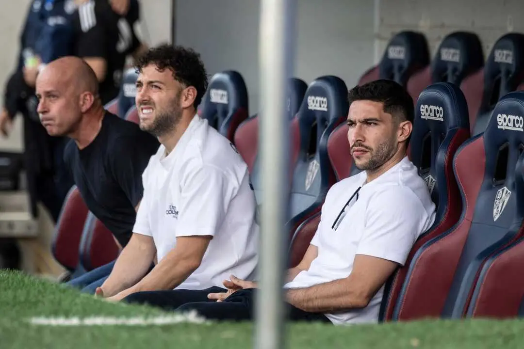 Keidi Bare y Tachi en el banquillo de El Alcoraz / Marcos Cebri&aacute;n