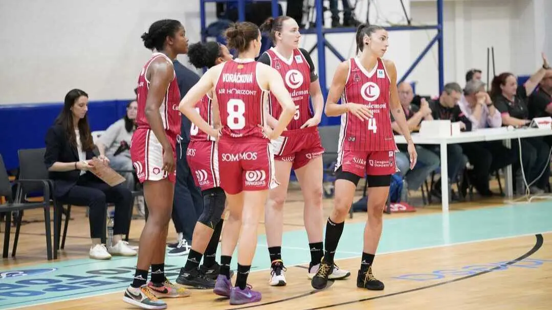 El Casademont Zaragoza reunido durante el duelo ante Estepona. Fotograf&iacute;a: CAB Estepona.