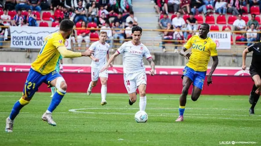 Imagen del duelo entre la Cultural Leonesa y C&aacute;diz. Fotograf&iacute;a: LaLiga.