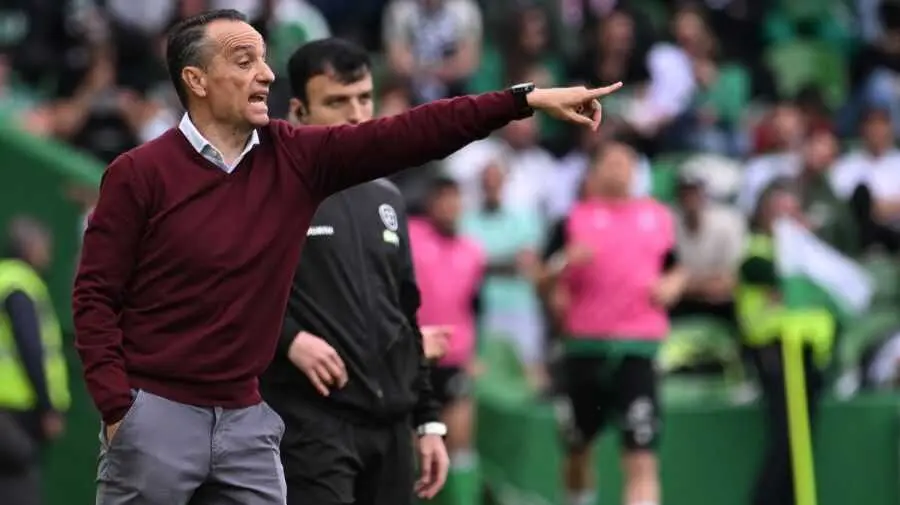 Jos&eacute; Luis Oltra, dando indicaciones durante el duelo entre Racing y SD Huesca. Fotograf&iacute;a: LaLiga.