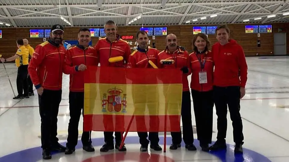 Jugadores del CH Jaca representando a Espa&ntilde;a. Fotograf&iacute;a: CHJ.