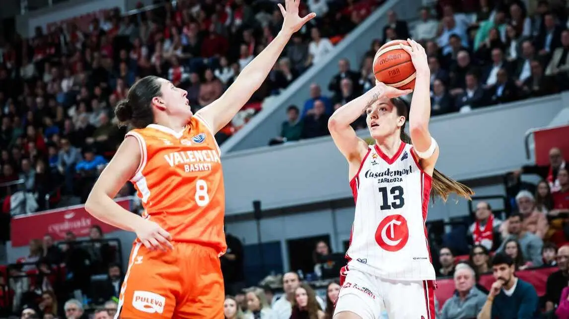 Helena Pueyo lanza a canasta ante el Valencia Basket en Euroliga. Fotograf&iacute;a: Esther Casas / Casademont Zaragoza.