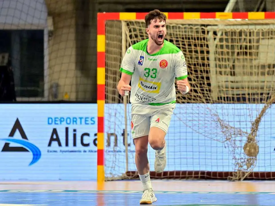 Artur Parera, plet&oacute;rico, tras meter un gol en el Eon Alicante - Bada Huesca de Copa del Rey. Foto: RFEBM/J. L. Recio