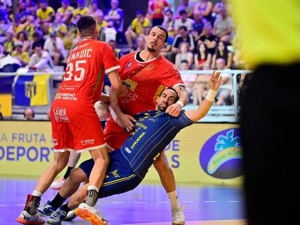 Nenadic y De Sousa intentar neutralizar a Esteban Salinas en el Bidasoa - Bada Huesca de Copa del Rey disputado en Alicante. Foto: RFEBM/J. L. Recio