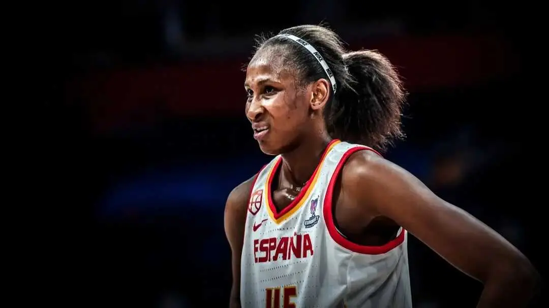 Astou Andour durante un duelo con Espa&ntilde;a. Fotograf&iacute;a: FIBA.