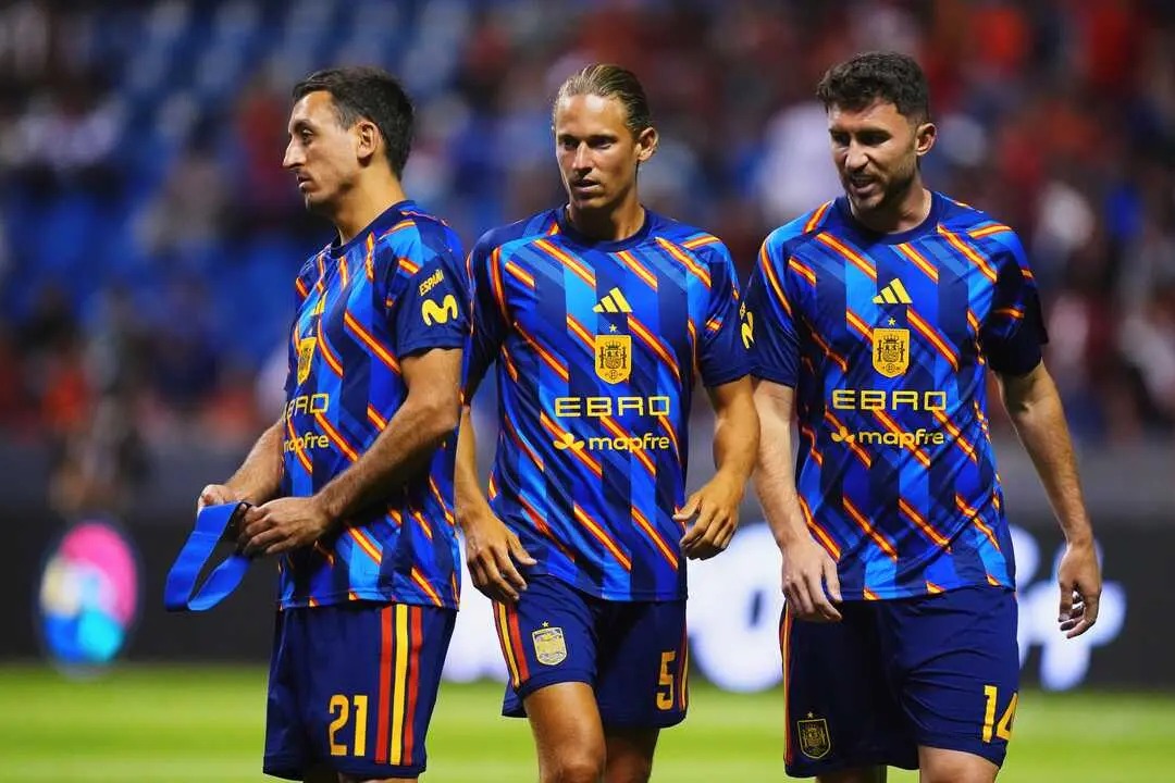 Oyarzabal, Marcos Llorente y Laporte durante un calentamiento con Espa&ntilde;a / RFEF