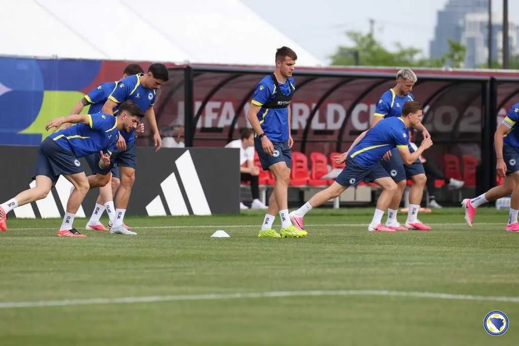 Samed Bazdar con la Selecci&oacute;n de Bosnia durante un entrenamiento / NFS BIH