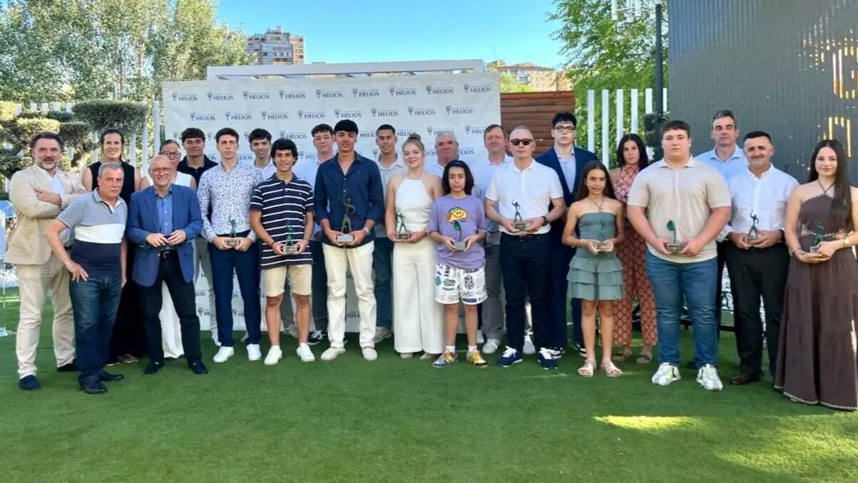 Foto de familia a la conclusi&oacute;n de la Gala del Deporte celebrada por el CN Helios. Fotograf&iacute;a: CN Helios.