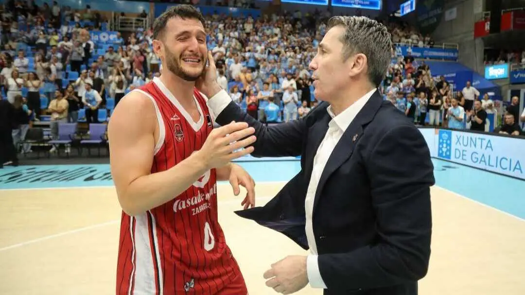 Marco Spissu, junto Garc&iacute;a de Vitoria, sacando todo lo que llevaba dentro tras anotar el triple en Lugo. Fotograf&iacute;a: ACB.
