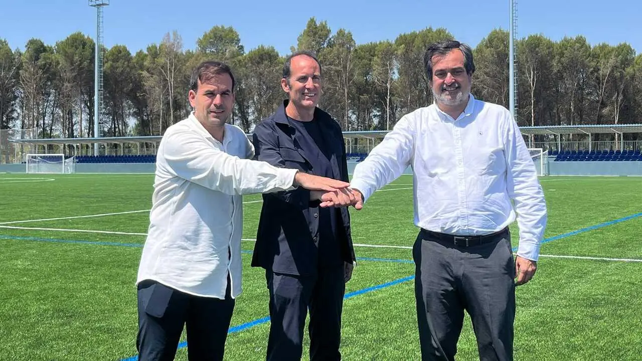 Julio Salinas ha sido presentado en la Base Aragonesa de F&uacute;tbol / SportArag&oacute;n
