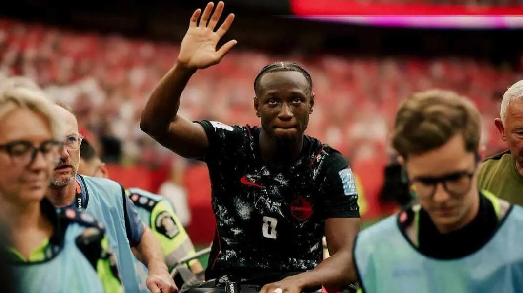 Kon&eacute; abandona el Mundial en camilla