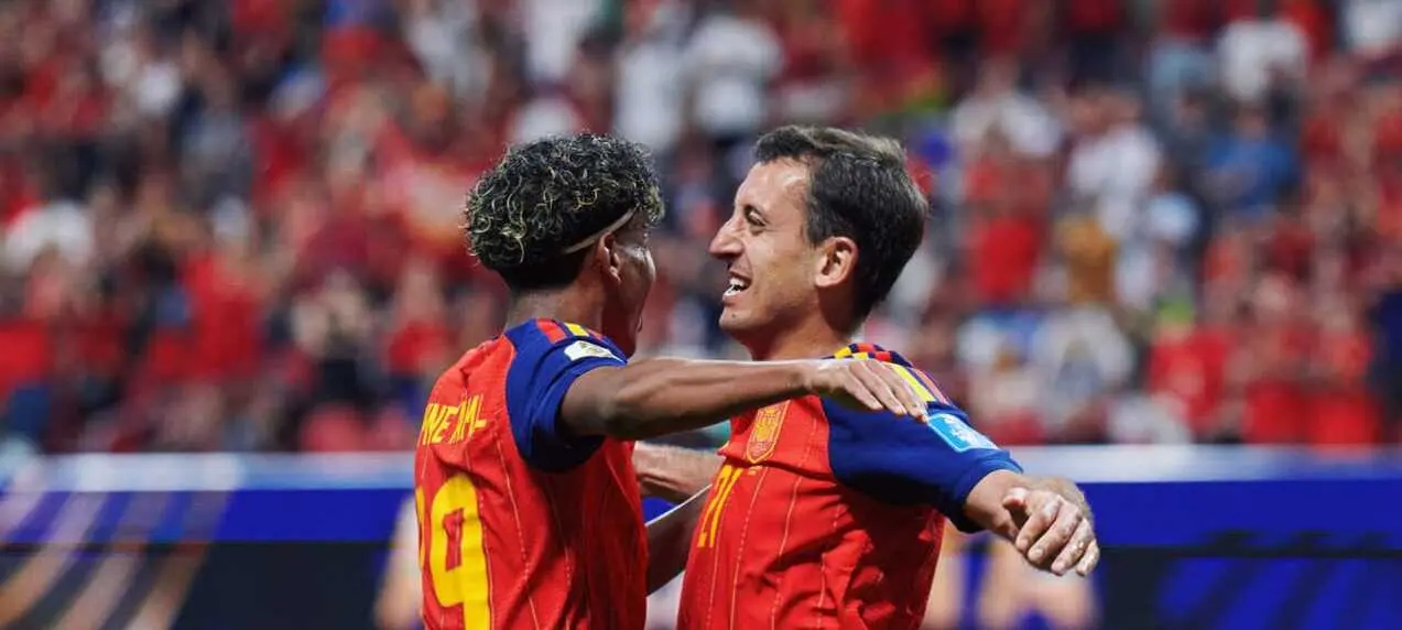 Lamine y Oyarz&aacute;bal celebran el primer gol de Espa&ntilde;a ante Arabia / RFEF