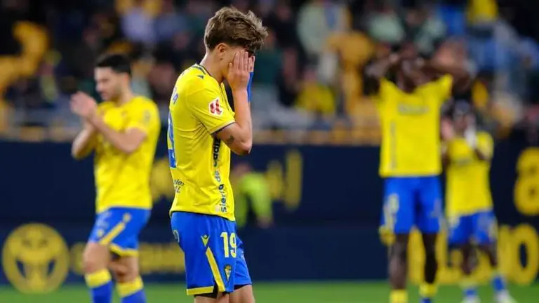 Jugadores del Cádiz llevándose las manos a la cabeza / LaLiga