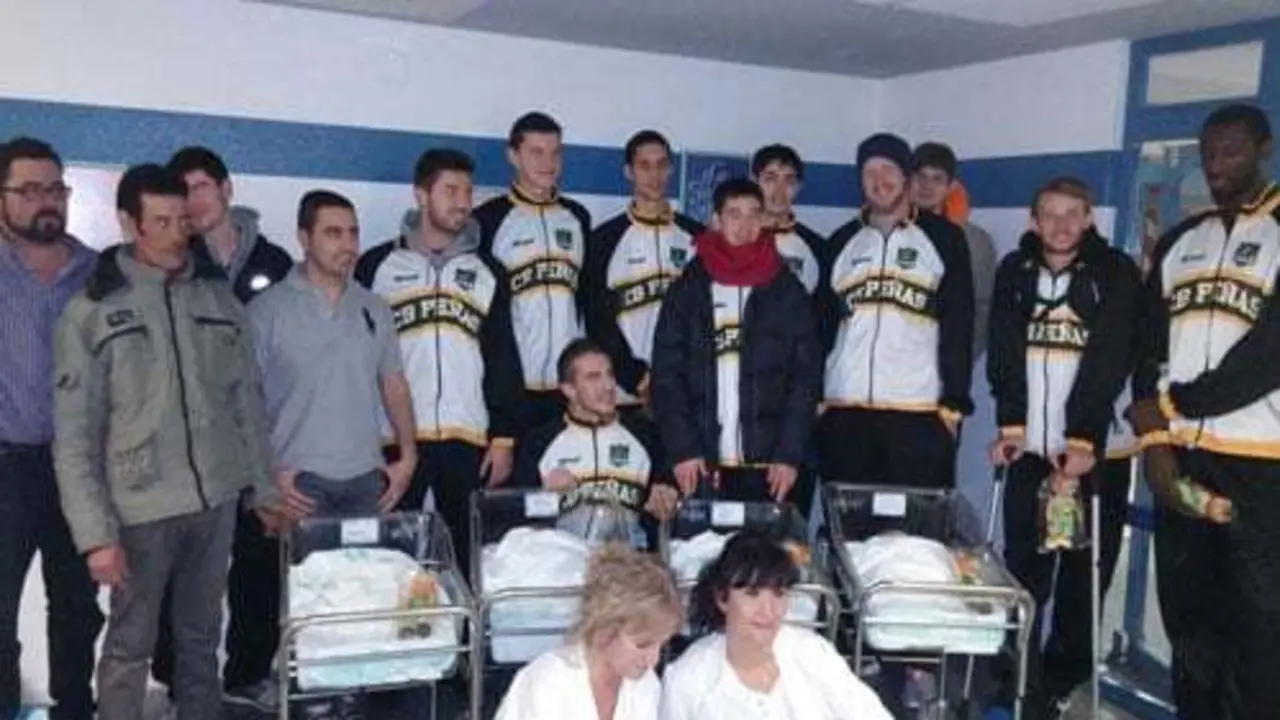 Los jugadores pe&ntilde;istas con los reci&eacute;n nacidos | Foto: CB Pe&ntilde;as Huesca