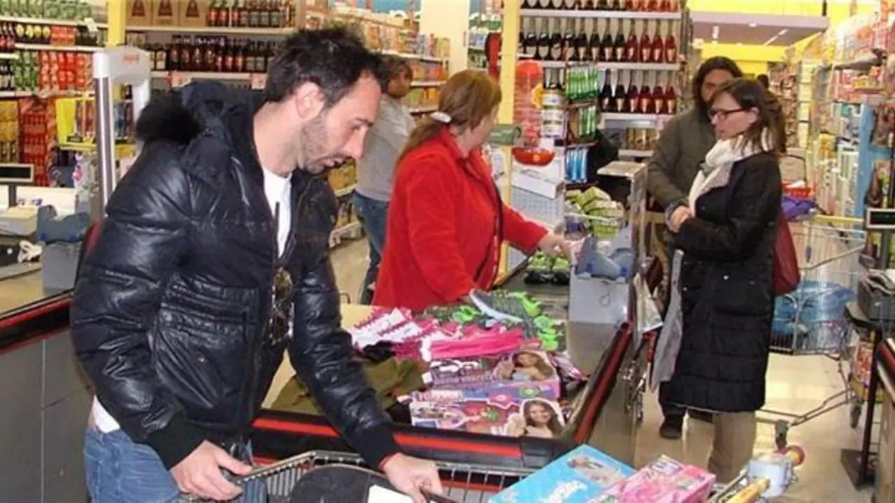 Scardina ayuda a llenar un carro | Foto: Diario del Altoarag&oacute;n - Jos&eacute; Mar&iacute;a Pardina