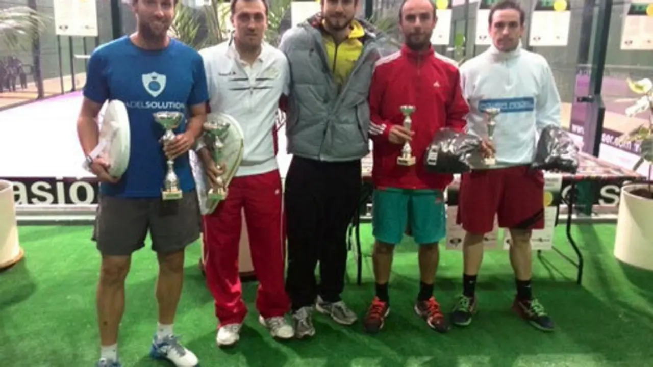 Foto de los finalistas con sus premios. (Izda, hermanos Verguizas, campeones del Torneo) | Foto: Punto P&aacute;del