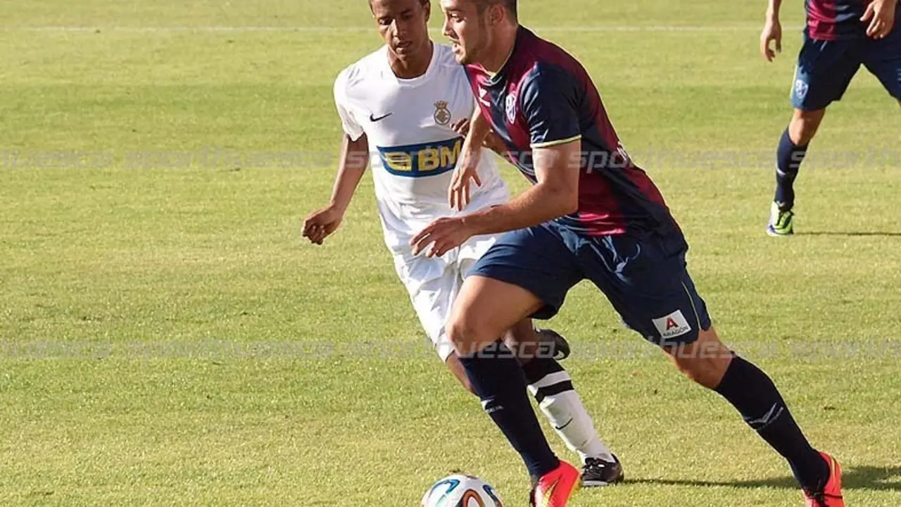 Javi Cabezas frente al Real Uni&oacute;n en El Alcoraz | Foto: sporthuesca.com - C.Pascual
