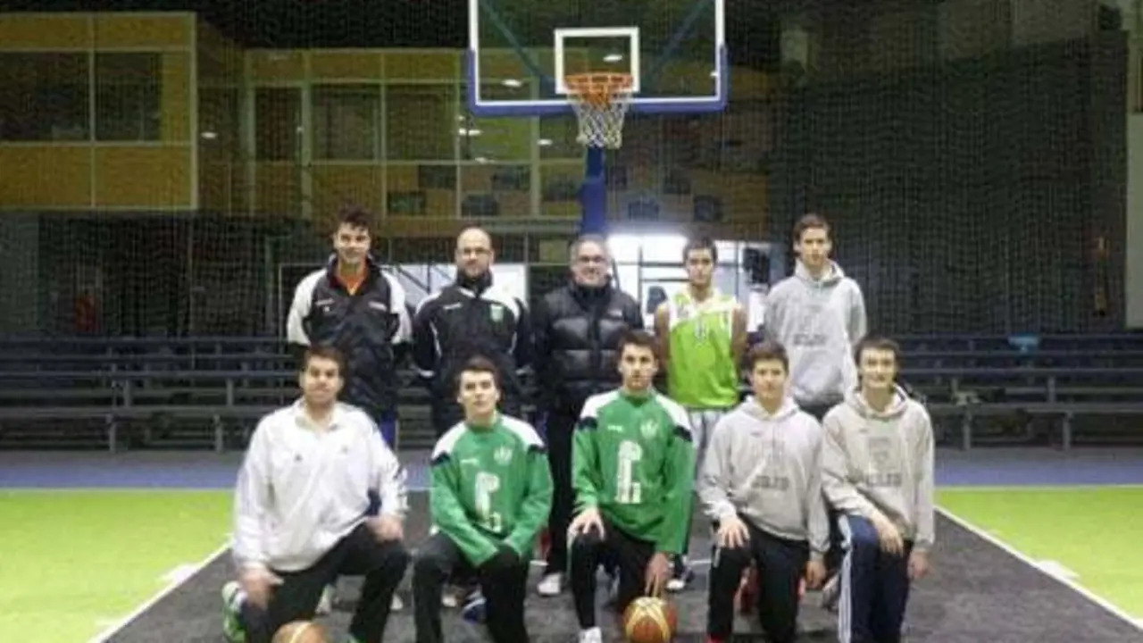 Parte de los jugadores que tomaron parte en la tecnificaci&oacute;n con Lorenzo Galindo y J&oacute;se Gros | Foto: CBJO