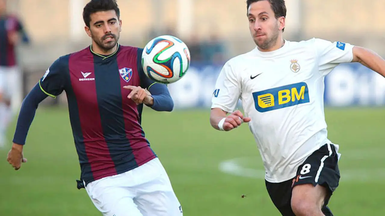 Jos&eacute; Gaspar pelea por un bal&oacute;n en Ir&uacute;n | Foto: Diario Vasco