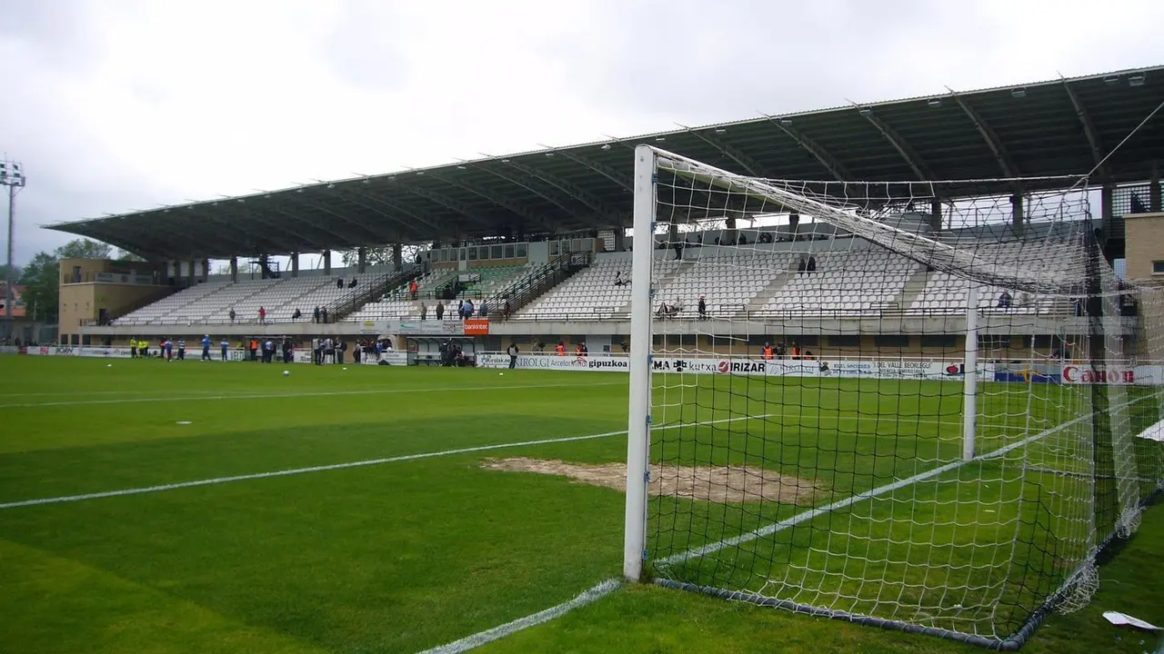 El Almud&eacute;var quiere te&ntilde;ir de amarillo el Stadium Gal de Ir&uacute;n | Foto: Wikipedia