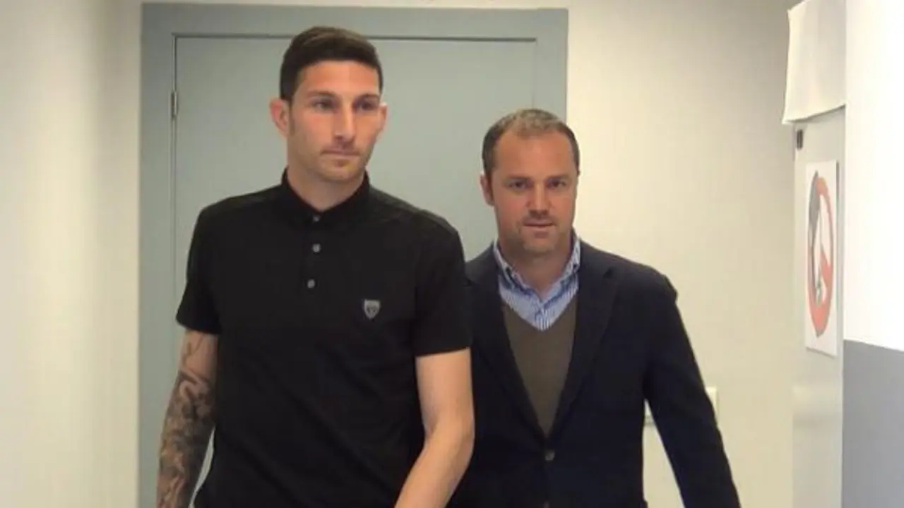Rojas y Luis Helguera antes de la presentaci&oacute;n del futbolista | Foto: Radio Huesca