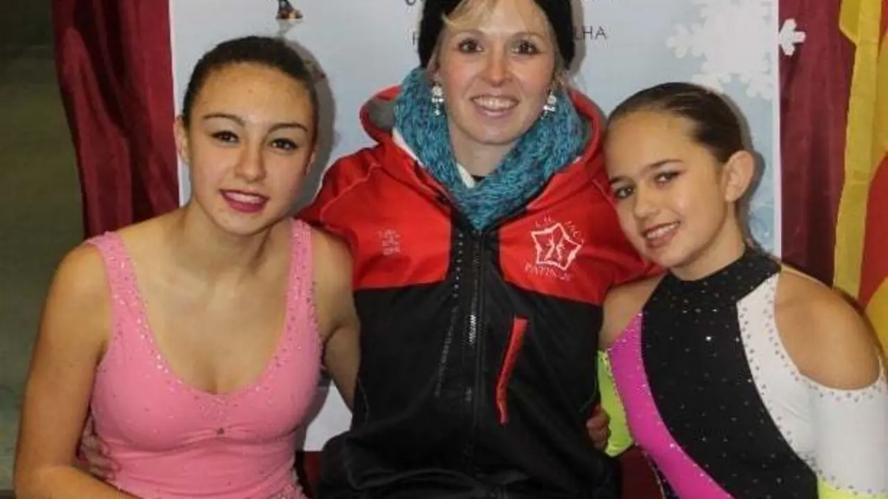 Las patinadoras Laura S&aacute;nchez y Susana Iturralde con su entrenadora |Foto: radiohuesca