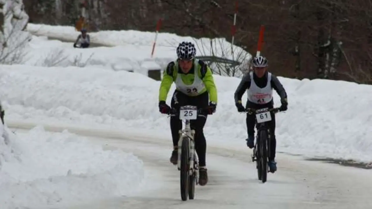 Triatletas en la prueba de bicicleta. | Foto: 20minutos.es