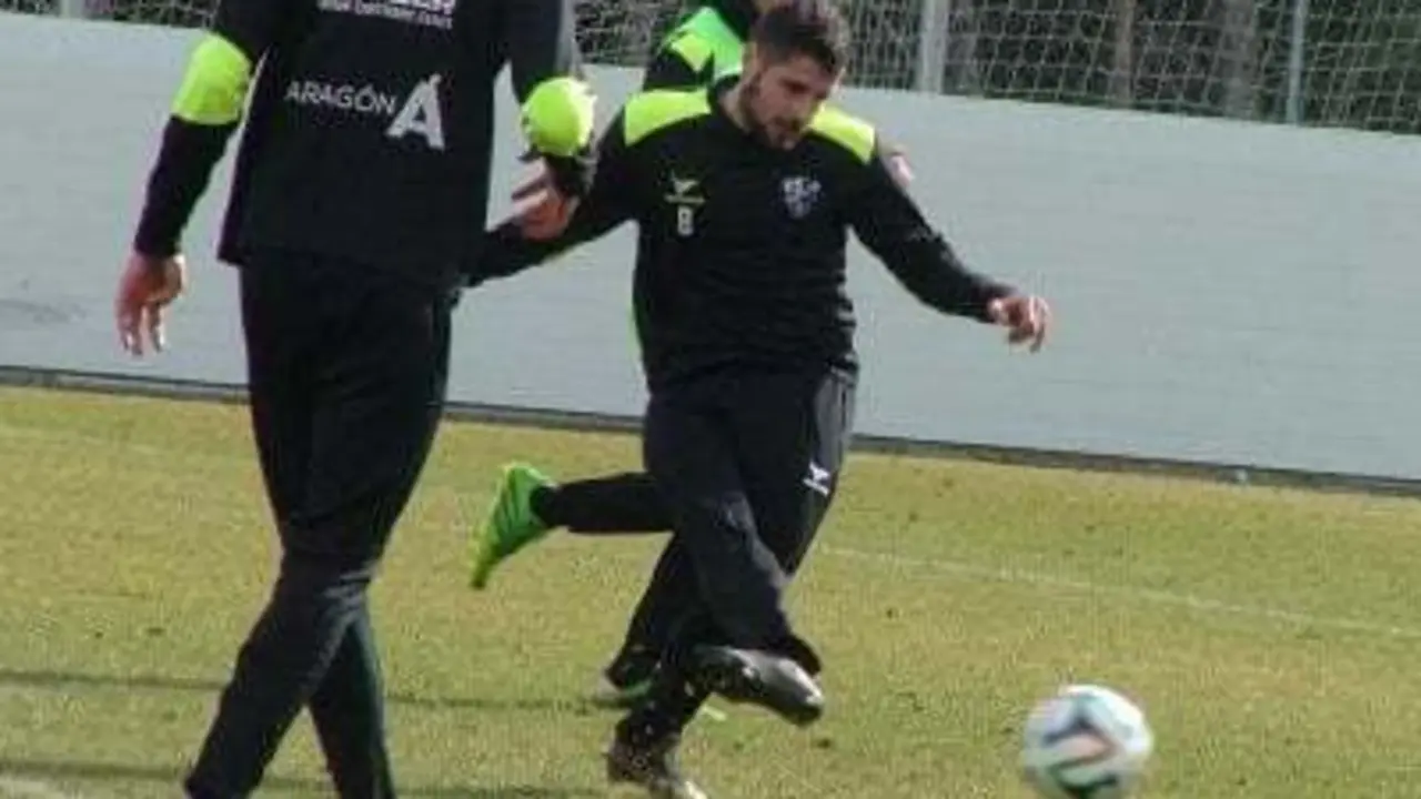 Fran M&eacute;rida disput&oacute; algo m&aacute;s de 5 minutos en su debut | Foto: sdhuesca.es