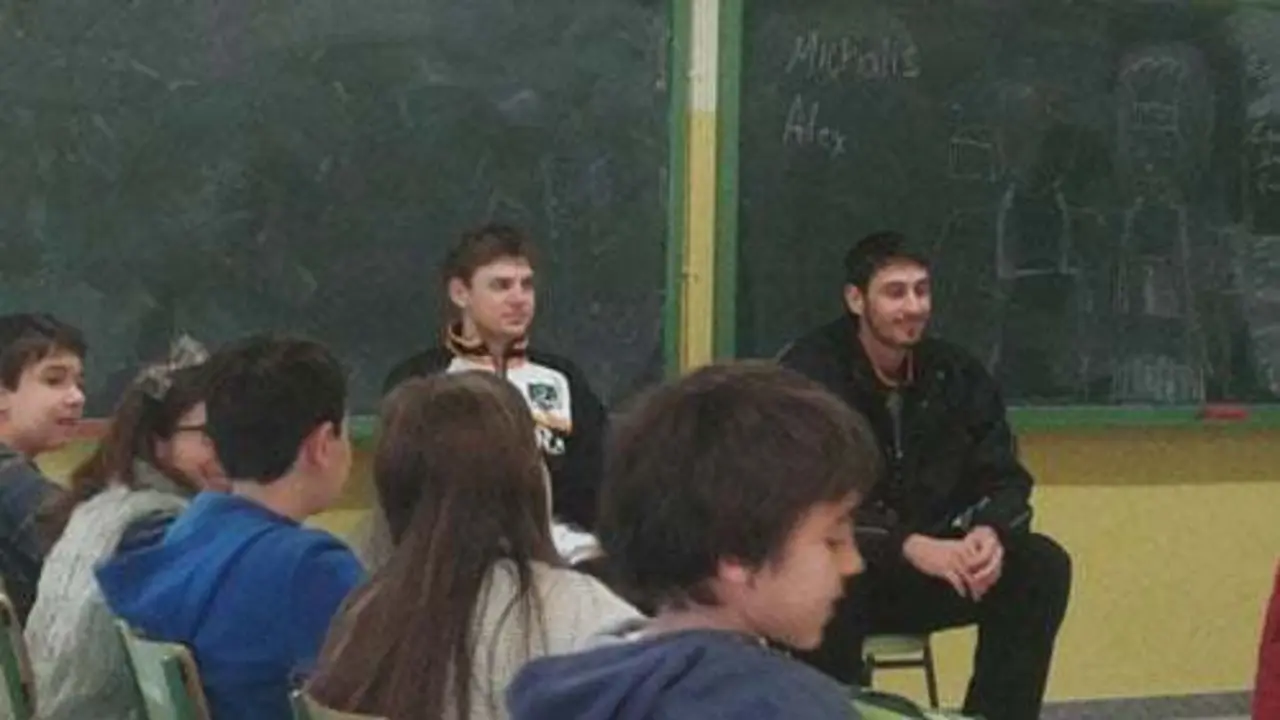 Imagen durante la actividad con los escolares | Foto: CB Pe&ntilde;as