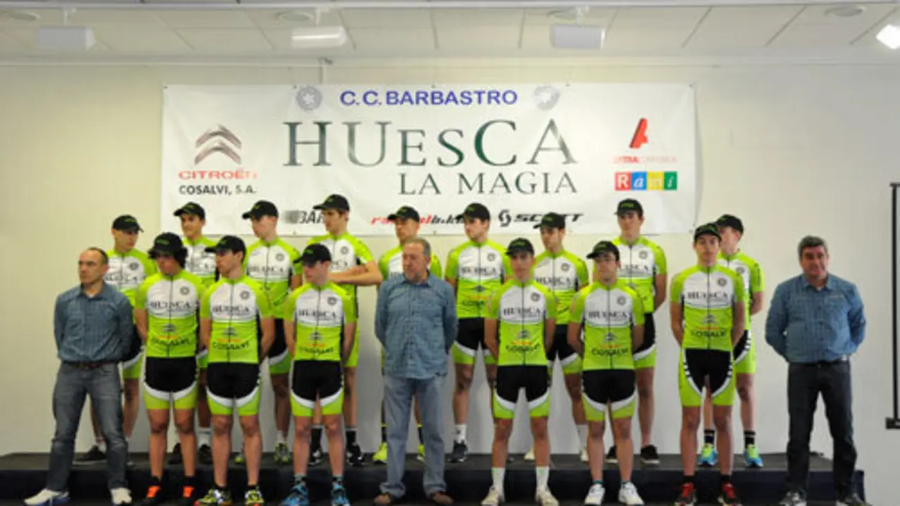 Foto de familia del equipo  junior Huesca La Magia en su presentaci&oacute;n | Foto: CC Barbastro