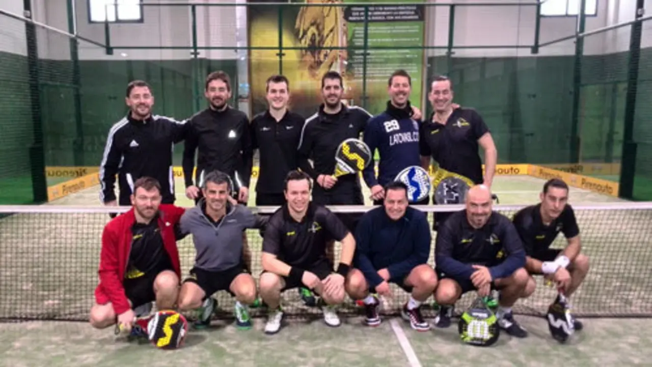 Foto de familia entre los dos equipos de Punto P&aacute;del Huesca