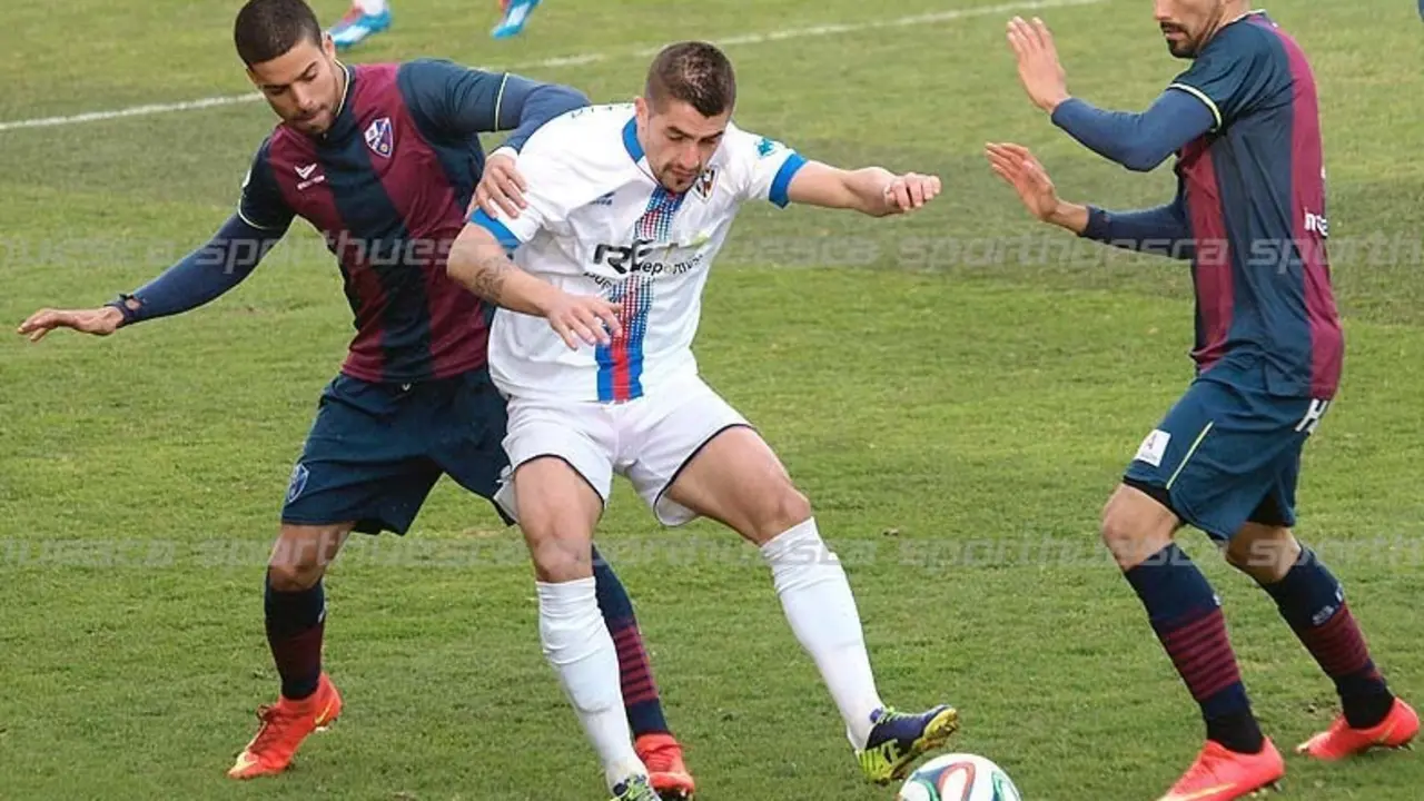 Aythami acab&oacute; tocado tras el partido frente al Barakaldo | Foto: sporthuesca.com - C.Pascual