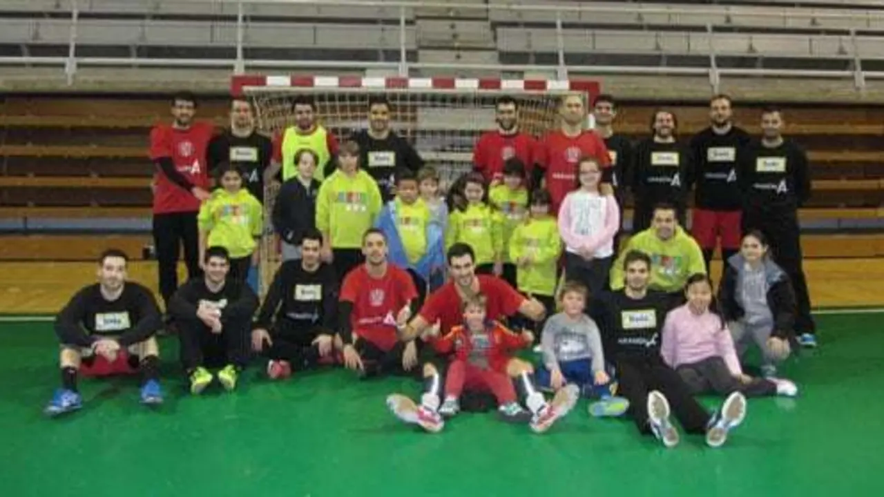 Foto de familia con los ni&ntilde;os participantes en la actividad | Foto: Bada Huesca
