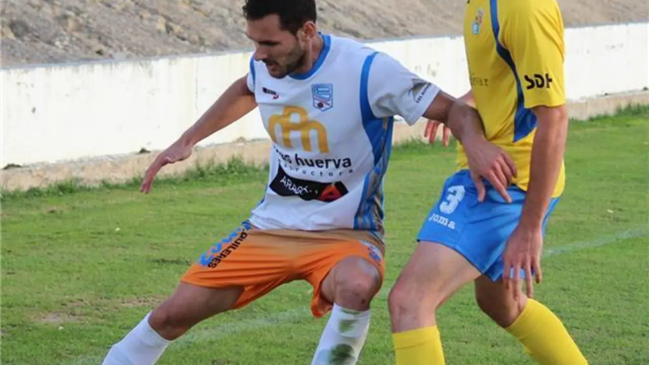 Casero presiona a un jugador del Sari&ntilde;ena | Foto: Diario del Alto Arag&oacute;n - Pablo Segura Pueyo