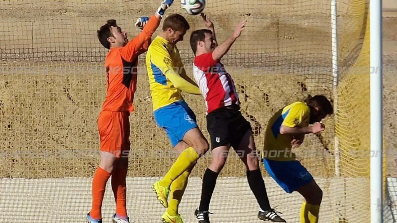 Larrosa intenta despejar de pu&ntilde;os un bal&oacute;n a&eacute;reo frente al Illueca | Foto: sporthuesca.com - C.Pascual