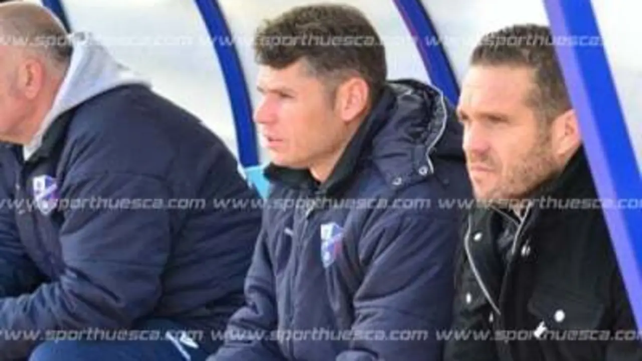 Rayco Mederos en el banquillo de la SD Huesca junto a Tevenet | Foto: Nicol&aacute;s Brice&ntilde;o