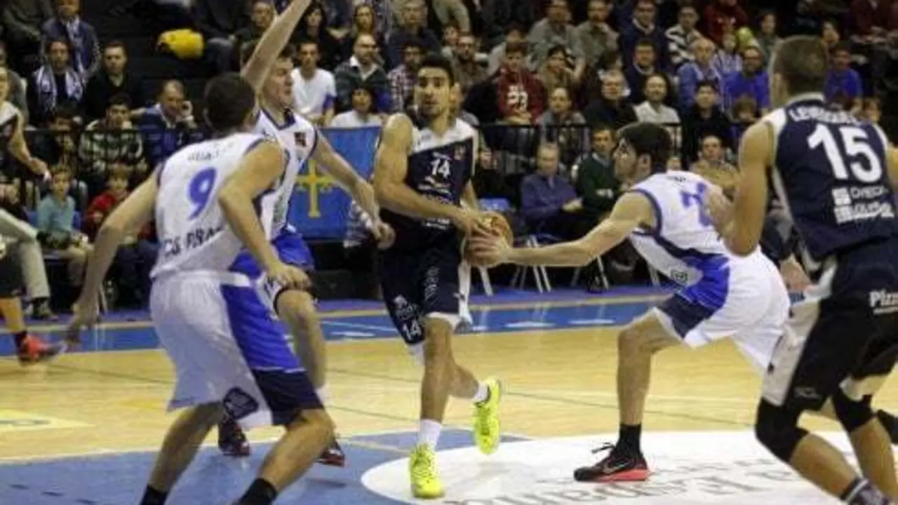 Imagen del partido entre el Lleida y el Prat. | Imagen: ALEX PI&Ntilde;A