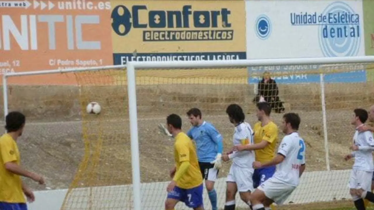 En 2012, Almud&eacute;var y Andorra empataron (1-1) en La Corona | Foto: futboldaragon.blogspot.com.es