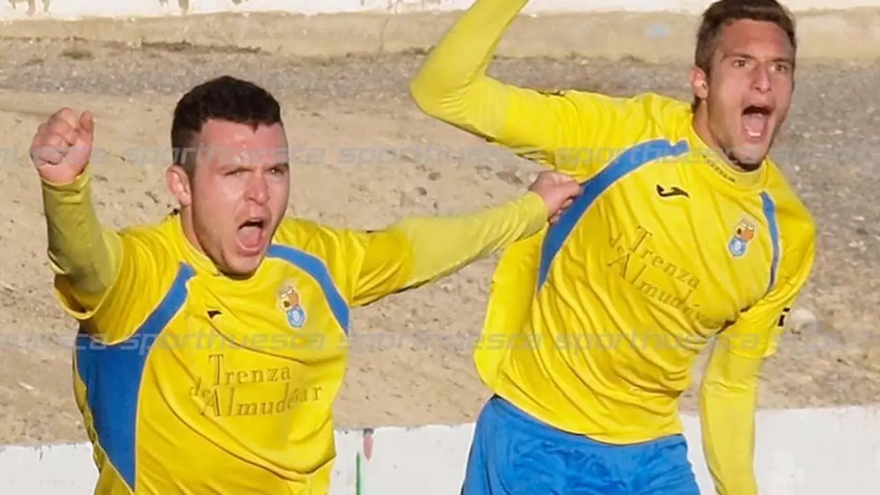 Arnedillo y &Aacute;lex Garc&iacute;a celebran un gol del Almud&eacute;var al Illueca | Foto: C.Pascual