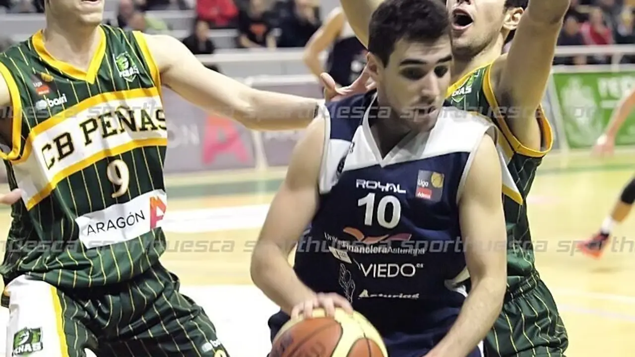 Josep P&eacute;rez defendiendo a Bassas en el partido de ida. | Imagen: sporthuesca.com (C.Pascual)