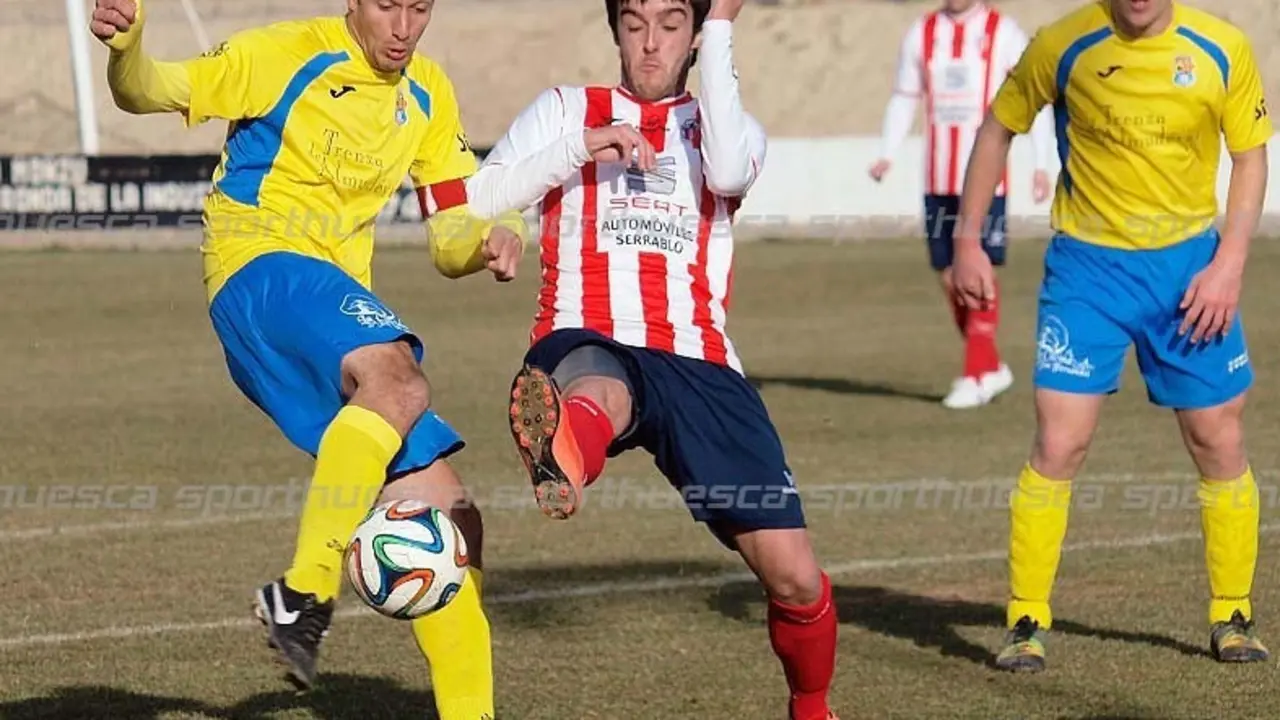 &Aacute;lex Garc&iacute;a durante el partido frente al Sabi&ntilde;&aacute;nigo | Foto: sporthuesca.com - C.Pascual