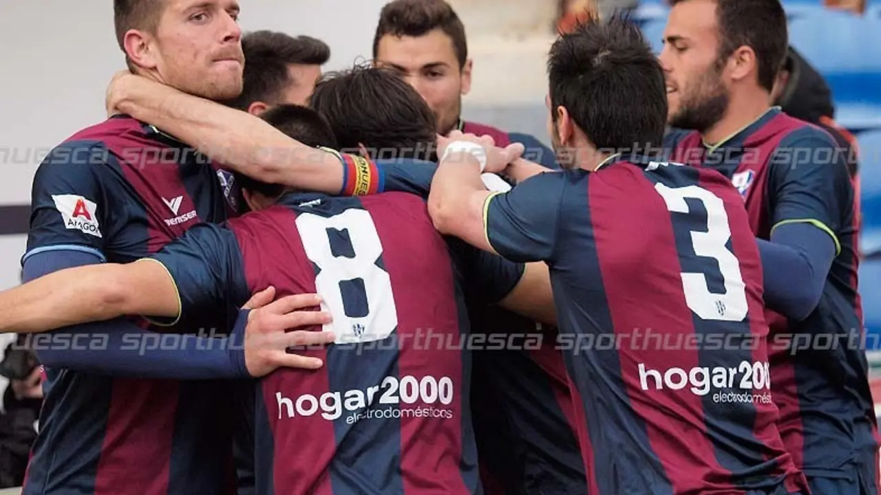 El Huesca celebr&oacute; de esta forma el gol de Tyronne al Castilla | Foto: sporthuesca.com - C.Pascual