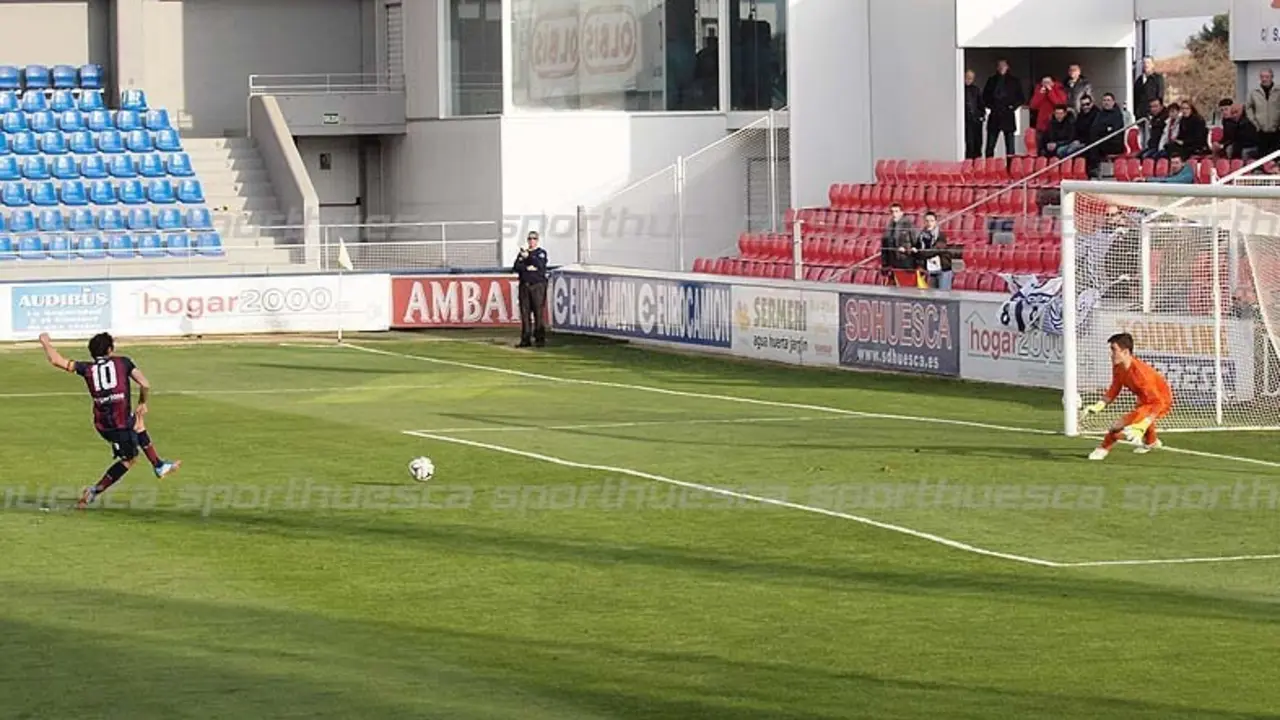 Momento en el que Camacho lanza el penalti contra el Castilla | Foto: sporthuesca.com - C.Pascual